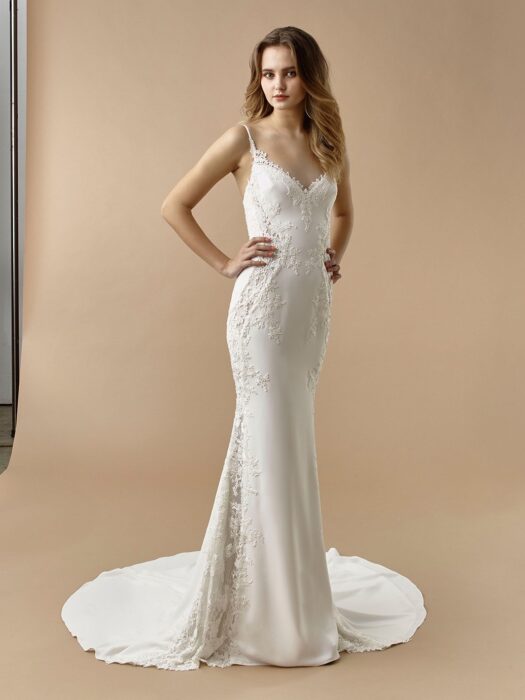 Fit-and-Flare-Brautkleid mit Spaghettiträgern, seitlichen Cut-outs, Spitze und Stickereien von Beautiful Bridal, Modell BT 20-27