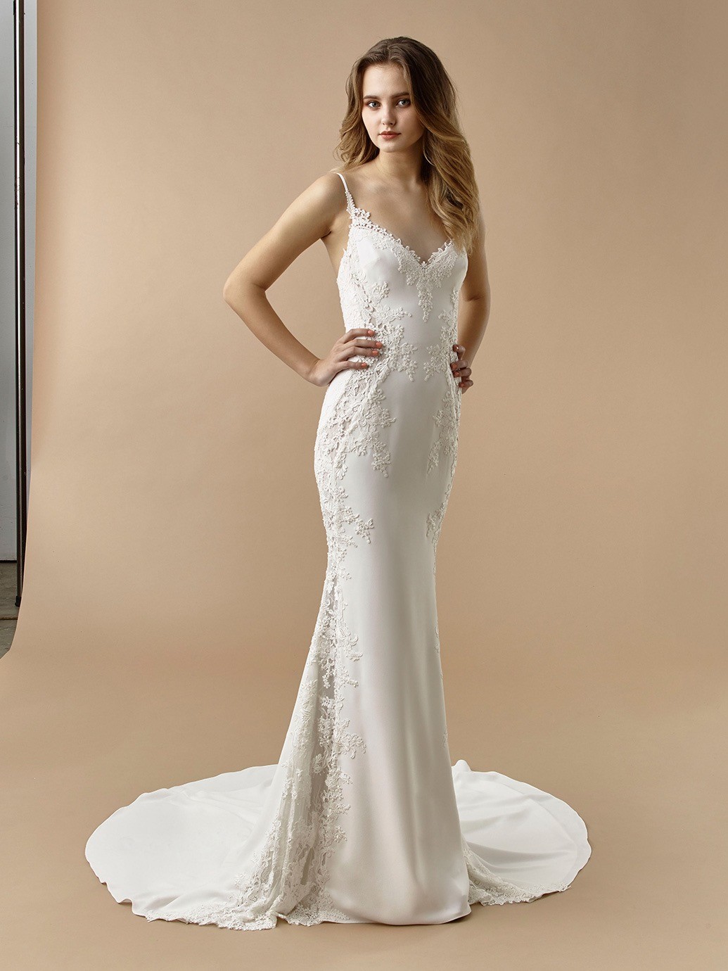 Fit-and-Flare-Brautkleid mit Spaghettiträgern, seitlichen Cut-outs, Spitze und Stickereien von Beautiful Bridal, Modell BT 20-27
