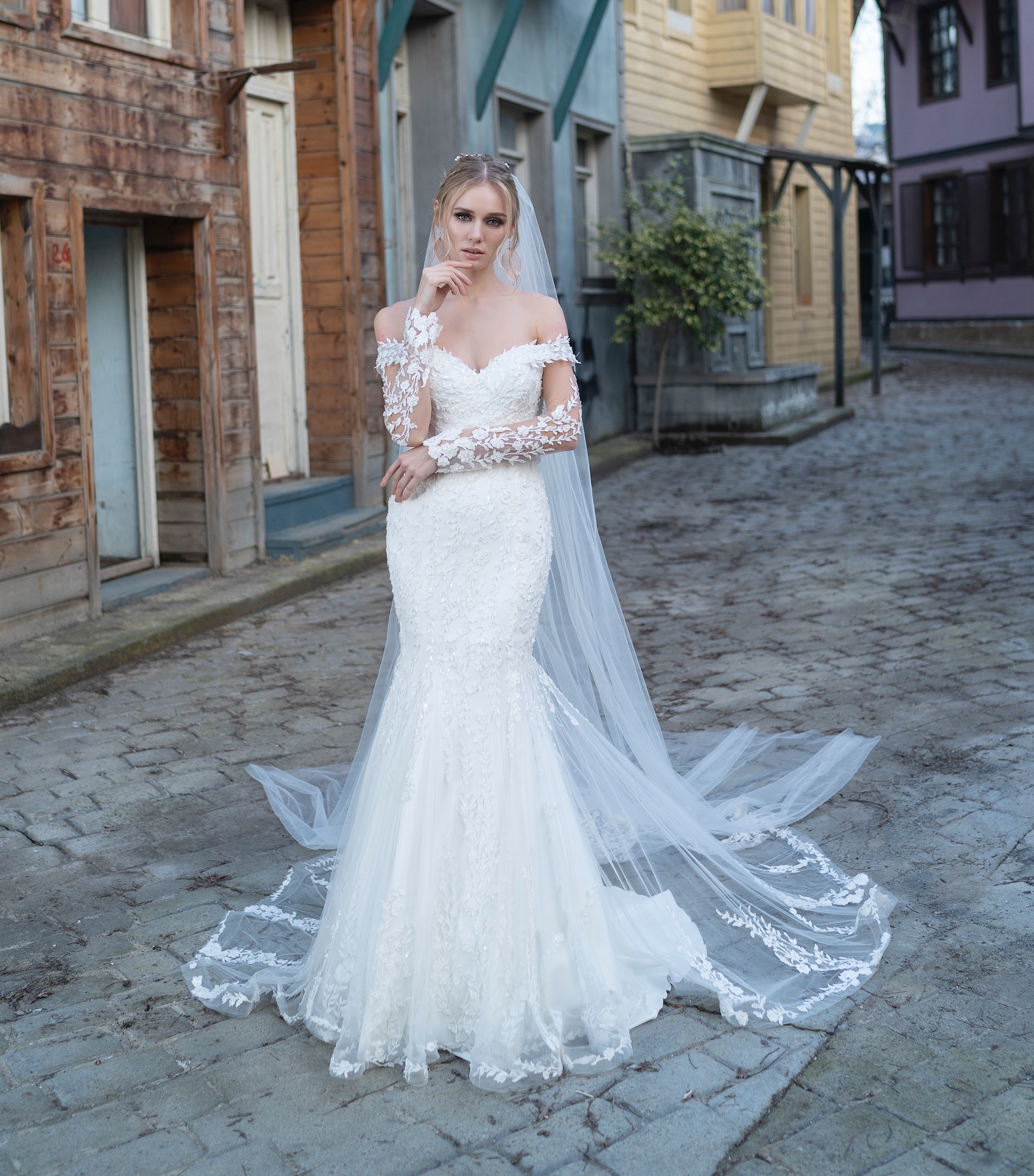 Schulterfreies Spitzenbrautkleid im Fit-and-Flare-Schnitt mit Blütenstickereien, langen Ärmeln und Tattoo-Effekt von Emine Yildirim, Modell 9020