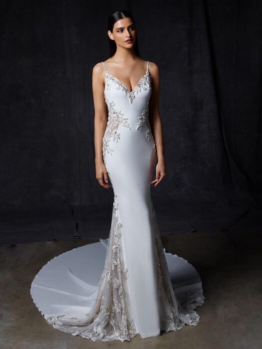 Fit-and-Flare-Brautkleid mit Spitze, Stickereien, Cut-outs, Tattoo-Effekt und tiefem Rückenausschnitt von Enzoani, Modell Ozara