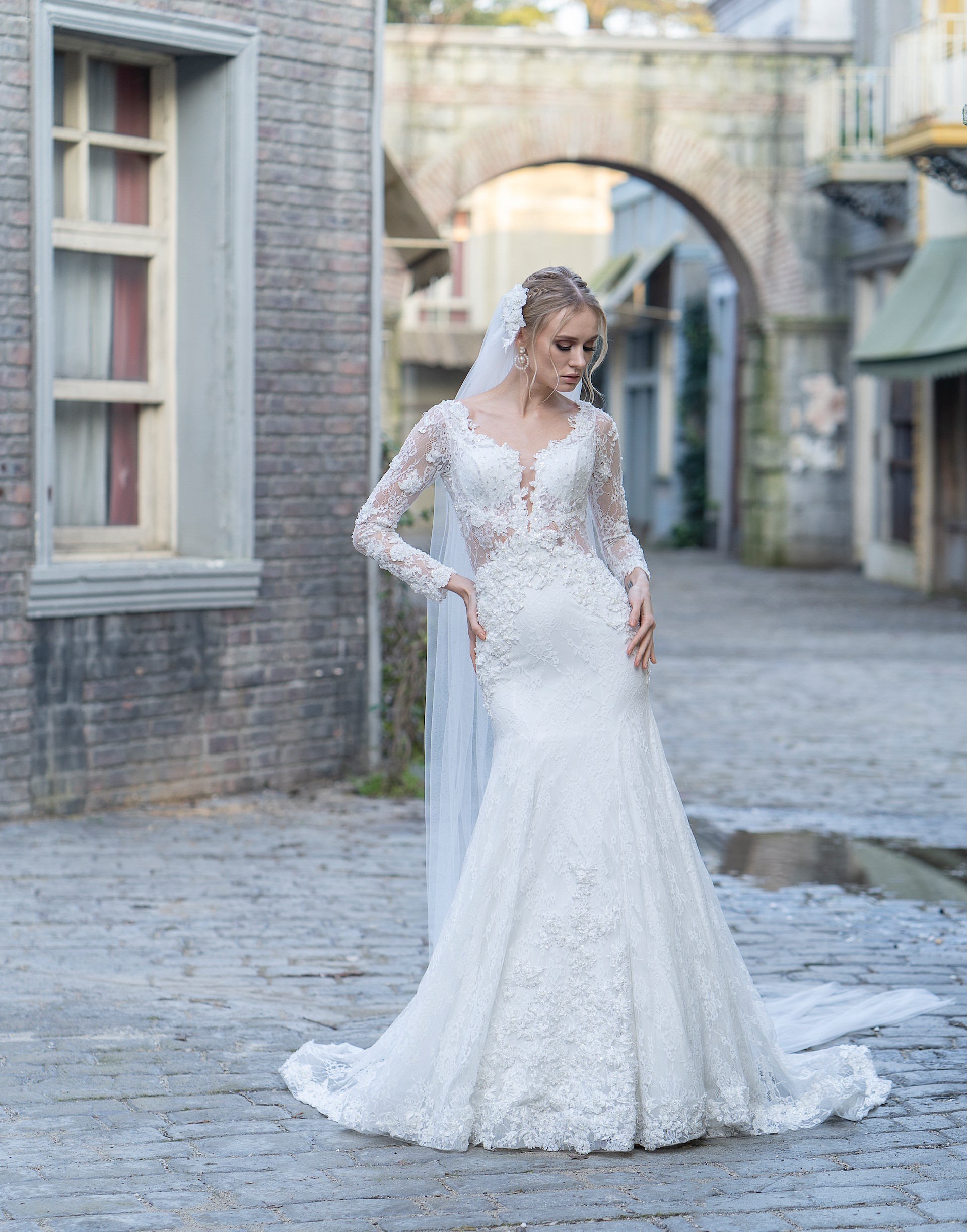 Spitzenbrautkleid im Fit-and-Flare-Schnitt mit langen Ärmeln von Emine Yildirim, Modell 9019