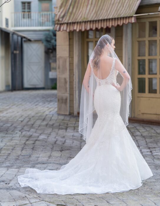 Fit-and-Flare-Brautkleid mit Spitze, transparentem Top und tiefem V-Ausschnitt von Emine Yildirim, Modell 9044