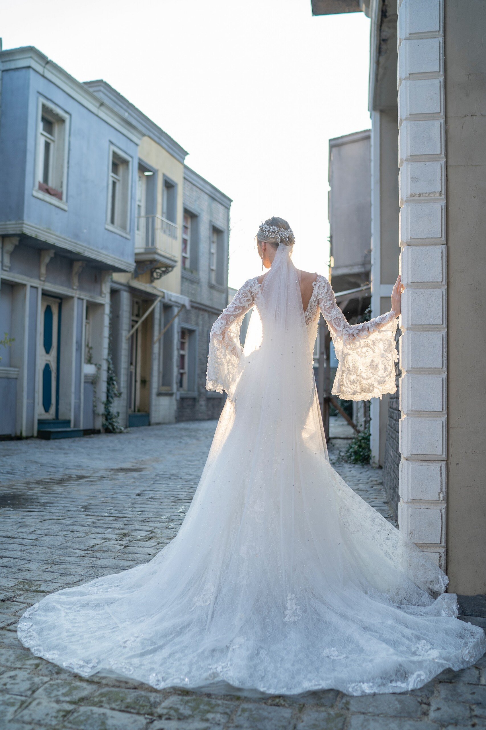 Brautkleid mit Spitze, Stickereien, V-Ausschnitt und weiten Trompetenärmeln von Emine Yildirim, Modell 9000
