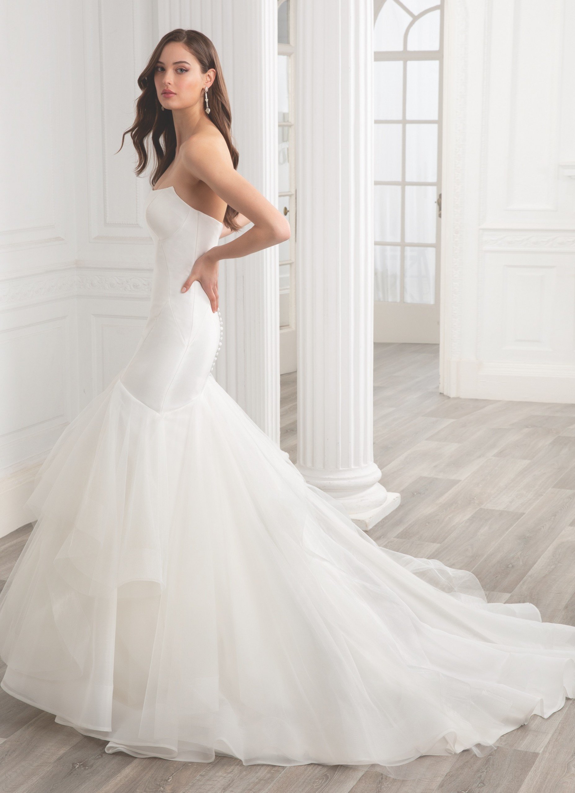 Trägerloses Fit and Flare-Hochzeitskleid im Clean Chic mit Volantrock von Etoile, Modell Gigi