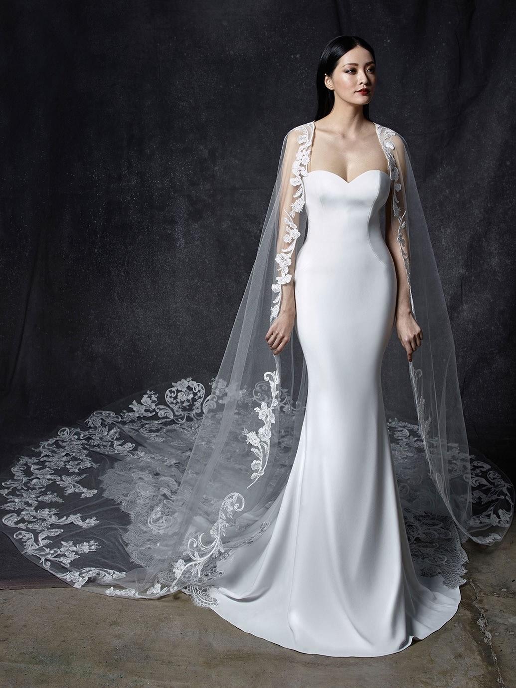 Fit-and-Flare-Hochzeitskleid mit trägerlosem Sweetheart-Ausschnitt, Cape und Schleppe aus Spitze von Enzoani, Modell Odelia