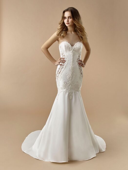 Fit-and-Flare-Brautkleid mit trägerlosem Sweetheart-Ausschnitt, Spitzen, Stickereien und unterlegten Cut-outs von Beautiful Bridal, Modell BT 20-18