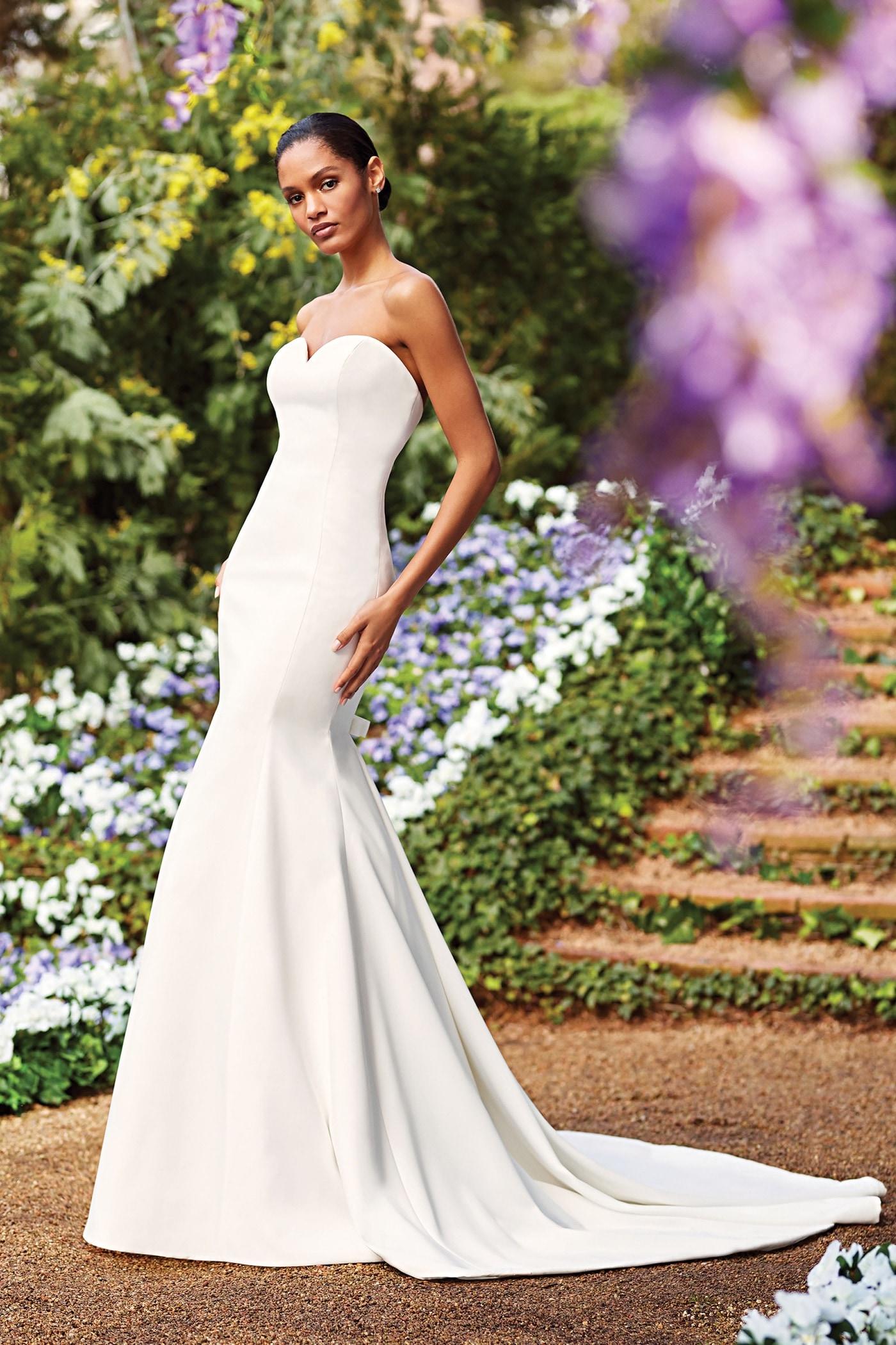 Schulterfreies Fit-and-Flare-Kleid mit trägerlosem Sweetheart-Ausschnitt und Schleppe von Sincerity, Modell 44156