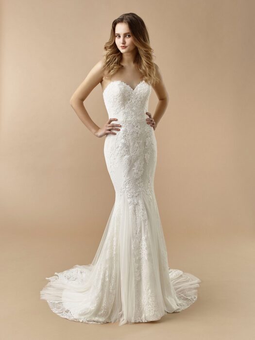 Brautkleid im Fit-and-Flare-Schnitt mit bestickter Spitze, trägerlosem Sweetheart-Ausschnitt und Schleppe von Beautiful Bridal, Modell BT 20-17
