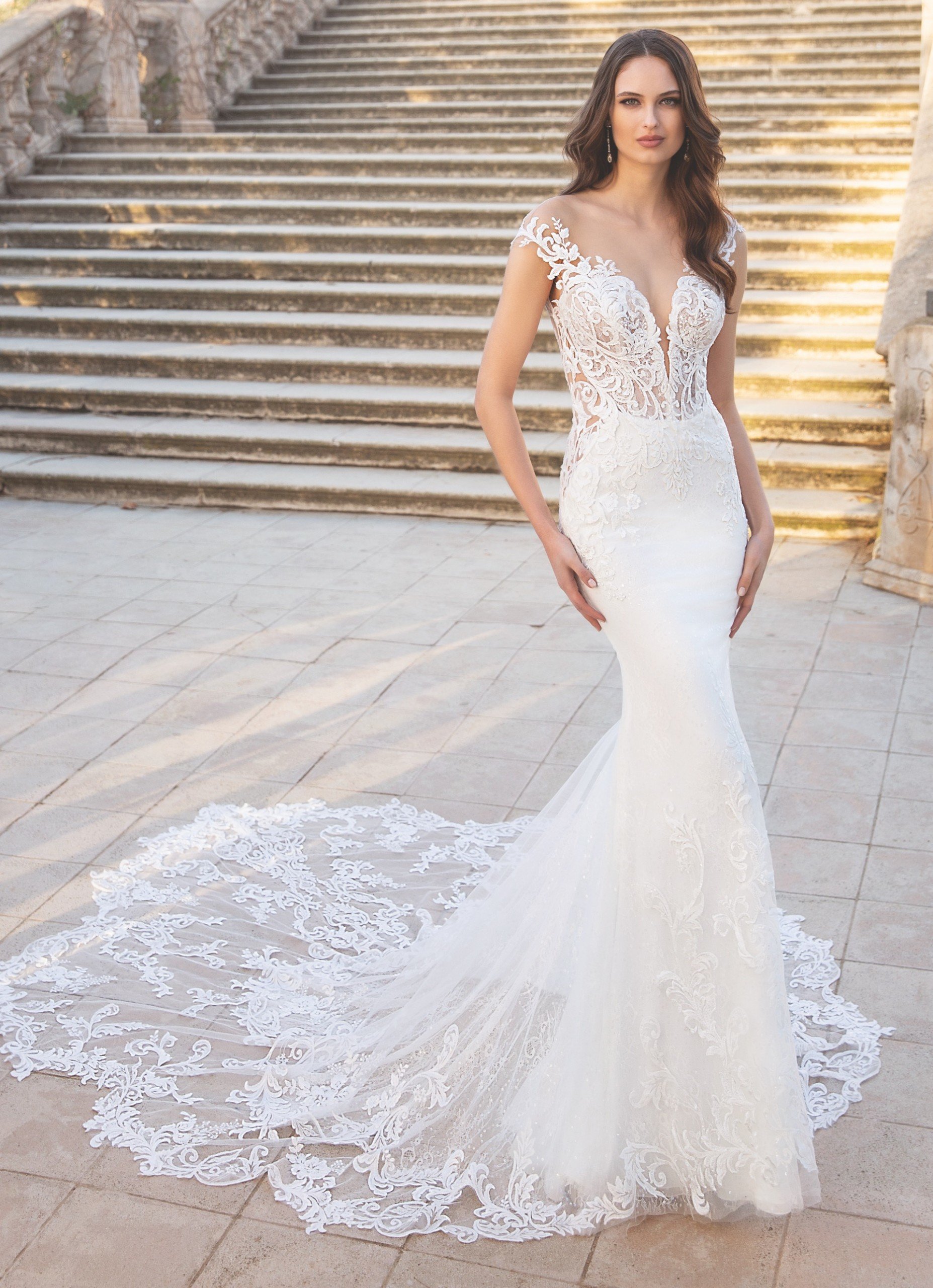 Figurbetontes Brautkleid mit transparentem Spitzentop und Schleppe von Elysée, Modell Marlene