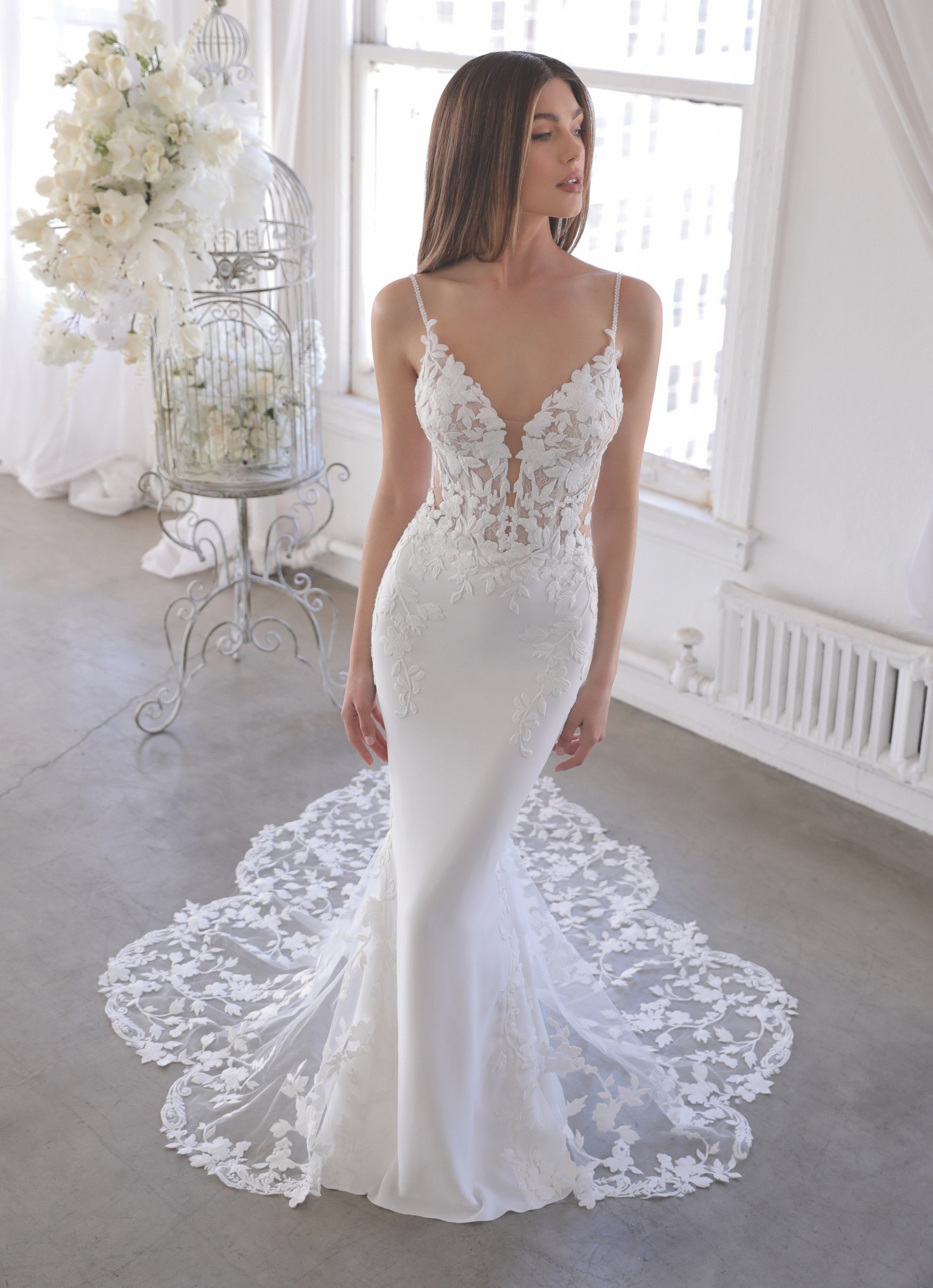 Hochzeitskleid mit Spitzentop und Spaghettiträgern von Blue by Enzoani, Modell Oliviana