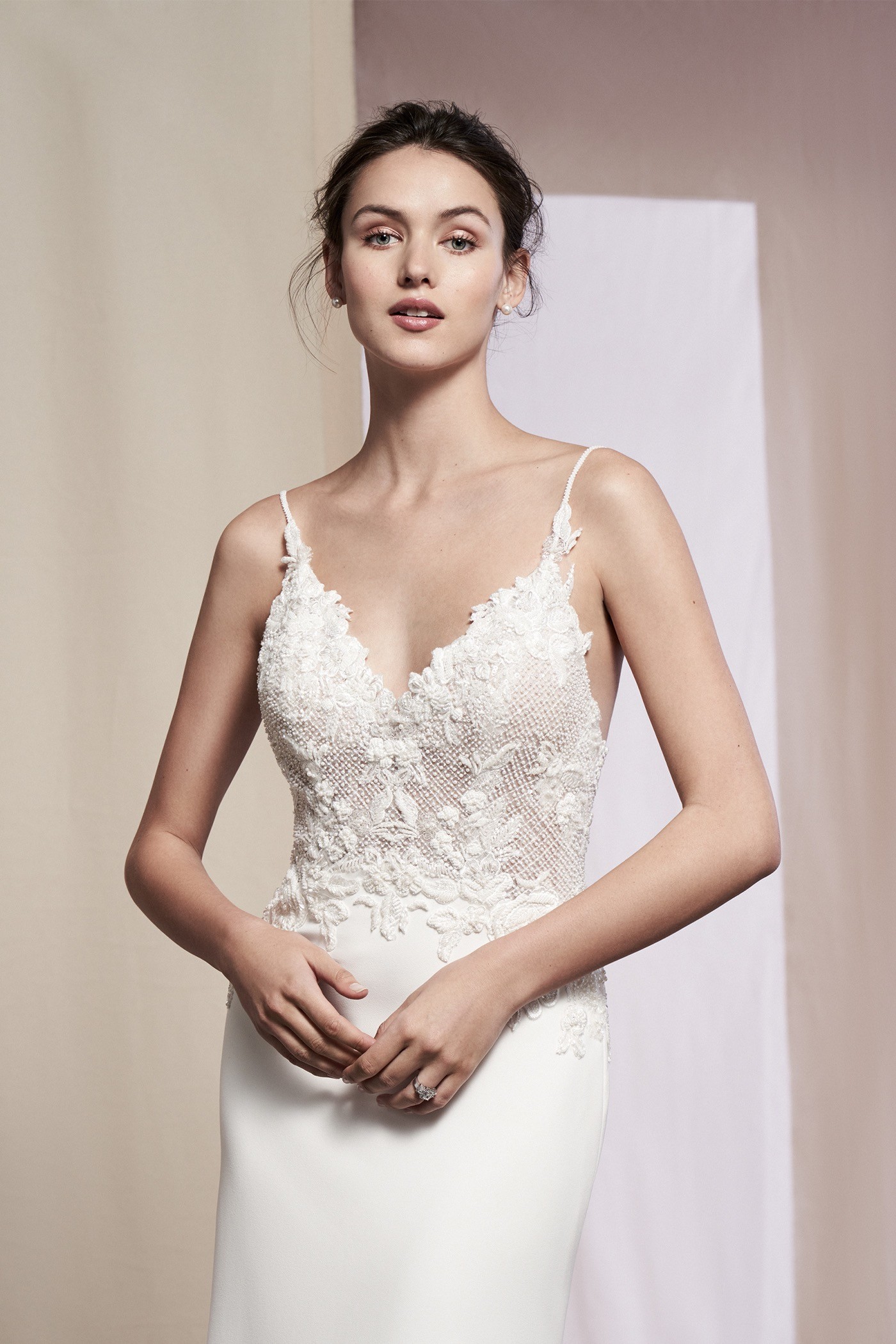 Brautkleid im Fit-and-Flare-Schnitt mit transparentem Spitzentop, Spaghettiträgern und tiefem Rücken von Justin Alexander Signature, Modell Danica