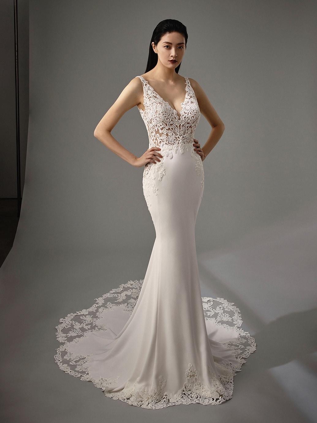 Fit-and-Flare-Brautkleid mit transparentem Spitzentop, V-Ausschnitt und Schleppe von Blue by Enzoani, Modell Mimi
