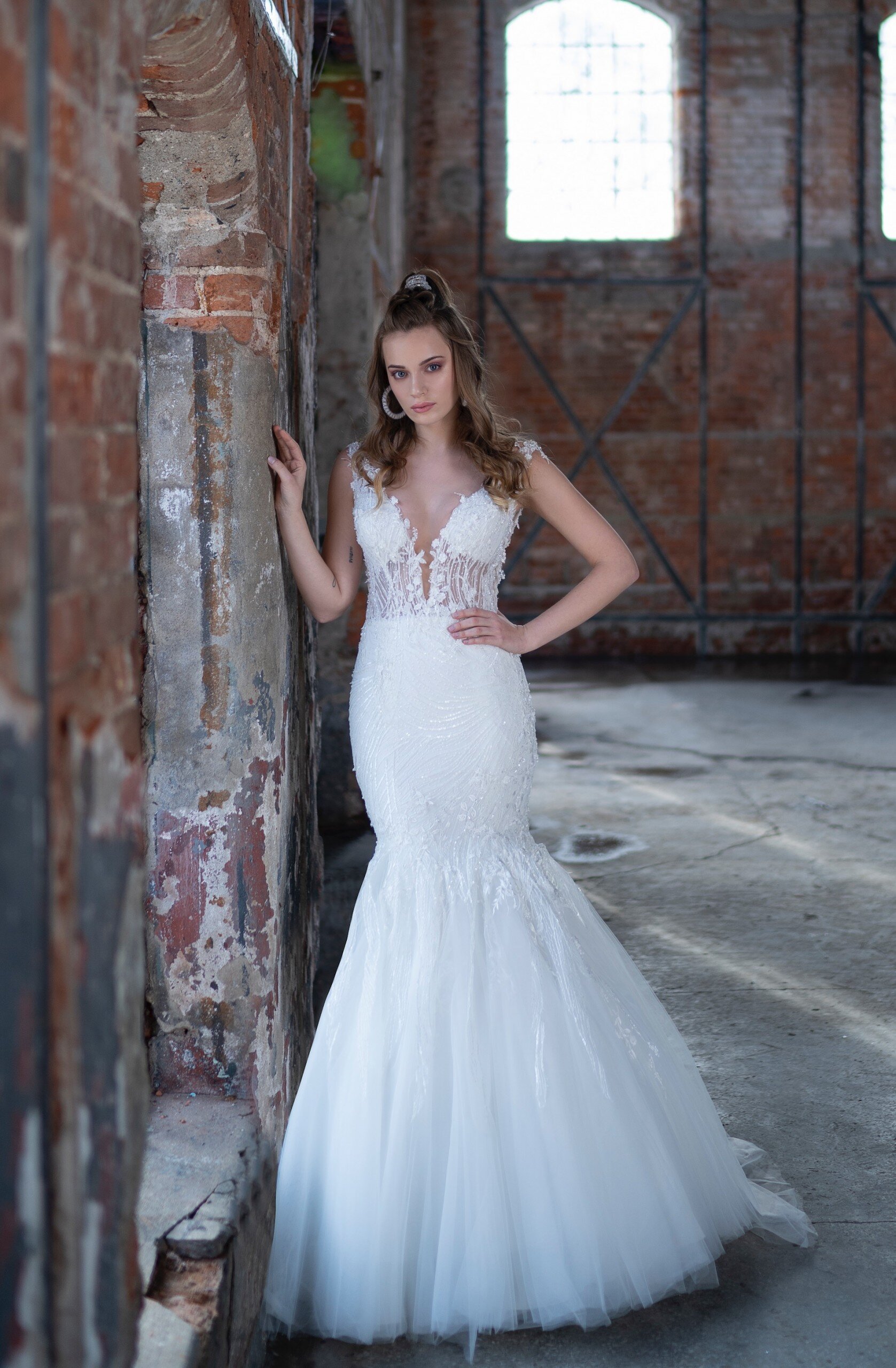 Brautkleid mit transparentem Top, Plunge-Ausschnitt und Pailletten-Stickereien von Emine Yildirim, Modell 9045