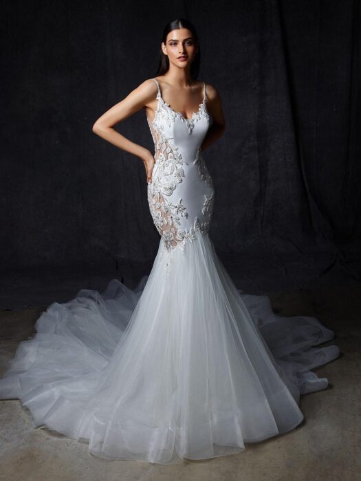Fit-and-Flare-Brautkleid mit Tüllrock, Cut-outs und Stickereien, tiefem Rücken und Schleppe von Enzoani, Modell Ovia