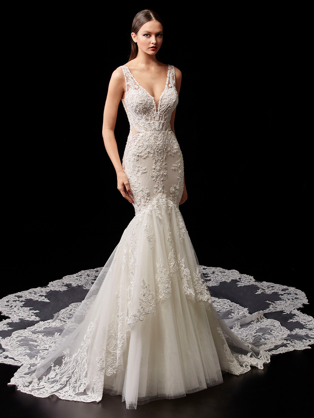 Brautkleid mit Tüllrock, Spitzen-Layering, tiefem Rücken und Schleppe von Enzoani, Modell Pamela