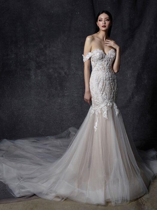 Puderfarbenes Brautkleid im Fit-and-Flare-Schnitt mit 3D-Spitze, Sweetheart-Ausschnitt, Offshoulder-Trägern und Schleppe von Enzoani, Modell Octavia