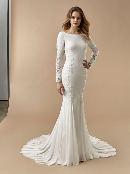 Brautkleid im Fit-and-Flare-Schnitt mit U-Boot-Ausschnitt, langem Arm, Stickereien, Spitze und Cut-outs von Beautiful Bridal, Modell BT 20-11