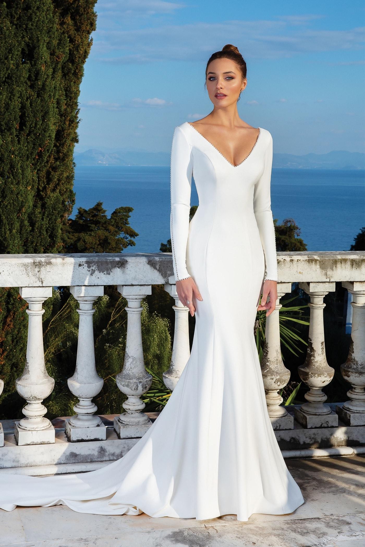 Fit-and-Flare-Brautkleid mit V-Ausschnitt und langem Arm, Perlendetails, tiefem Rücken und Schleppe von Justin Alexander, Modell 88128