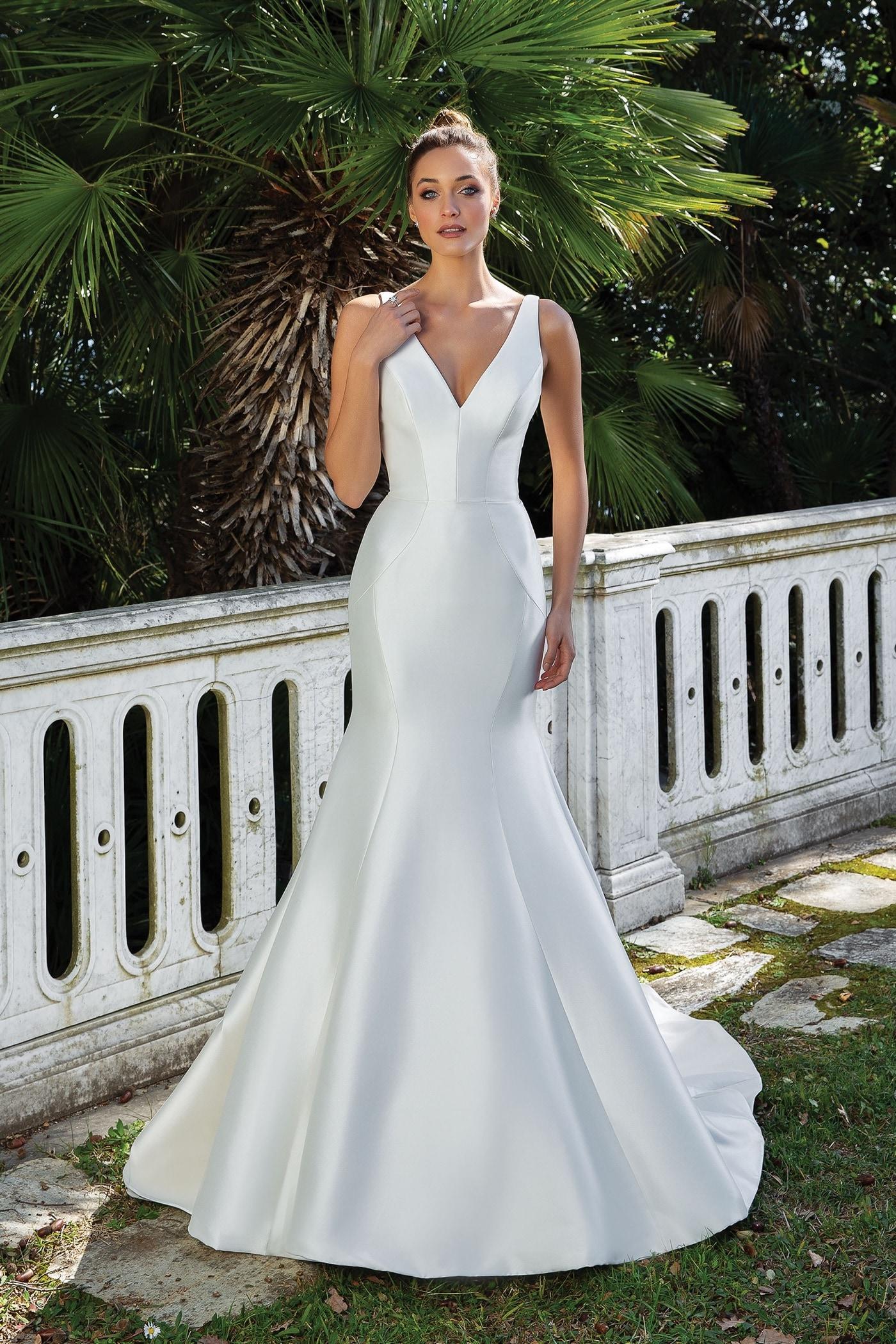 Fit-and-Flare-Brautkleid mit V-Ausschnitt, tiefem Rückendekolleté, Schleppe und abnehmbarem Strassgürtel von Justin Alexander, Modell 88107