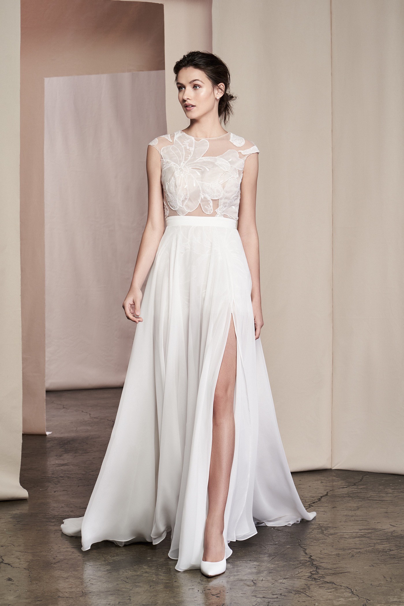 Brautkleid mit fließendem Rock und transparentem Spitzentop, Schlitz und Schleppe von Justin Alexander Signature, Modell 99098 Linnea