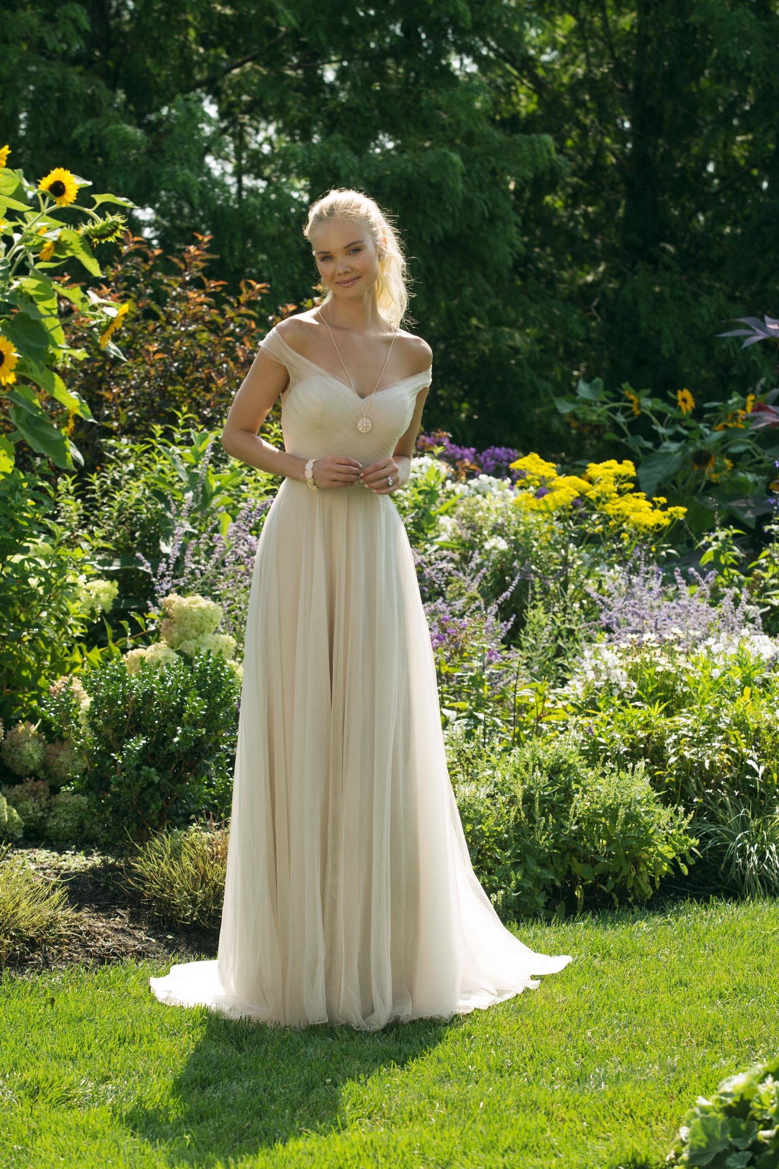 Goldfarbenes, schulterfreies Brautkleid mit Carmen-Ausschnitt von Sweetheart, Modell 11029