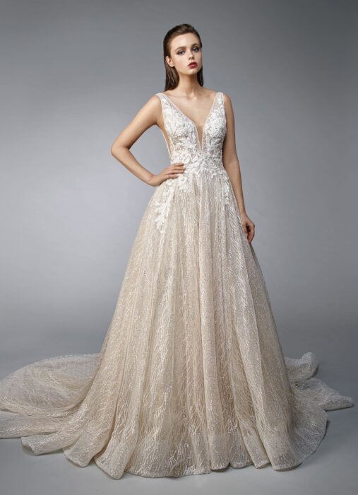 Goldenes Brautkleid im Prinzesschnitt mit cremefarbener Spitze und tiefem V-Ausschnitt von Enzoani, Modell Nellie