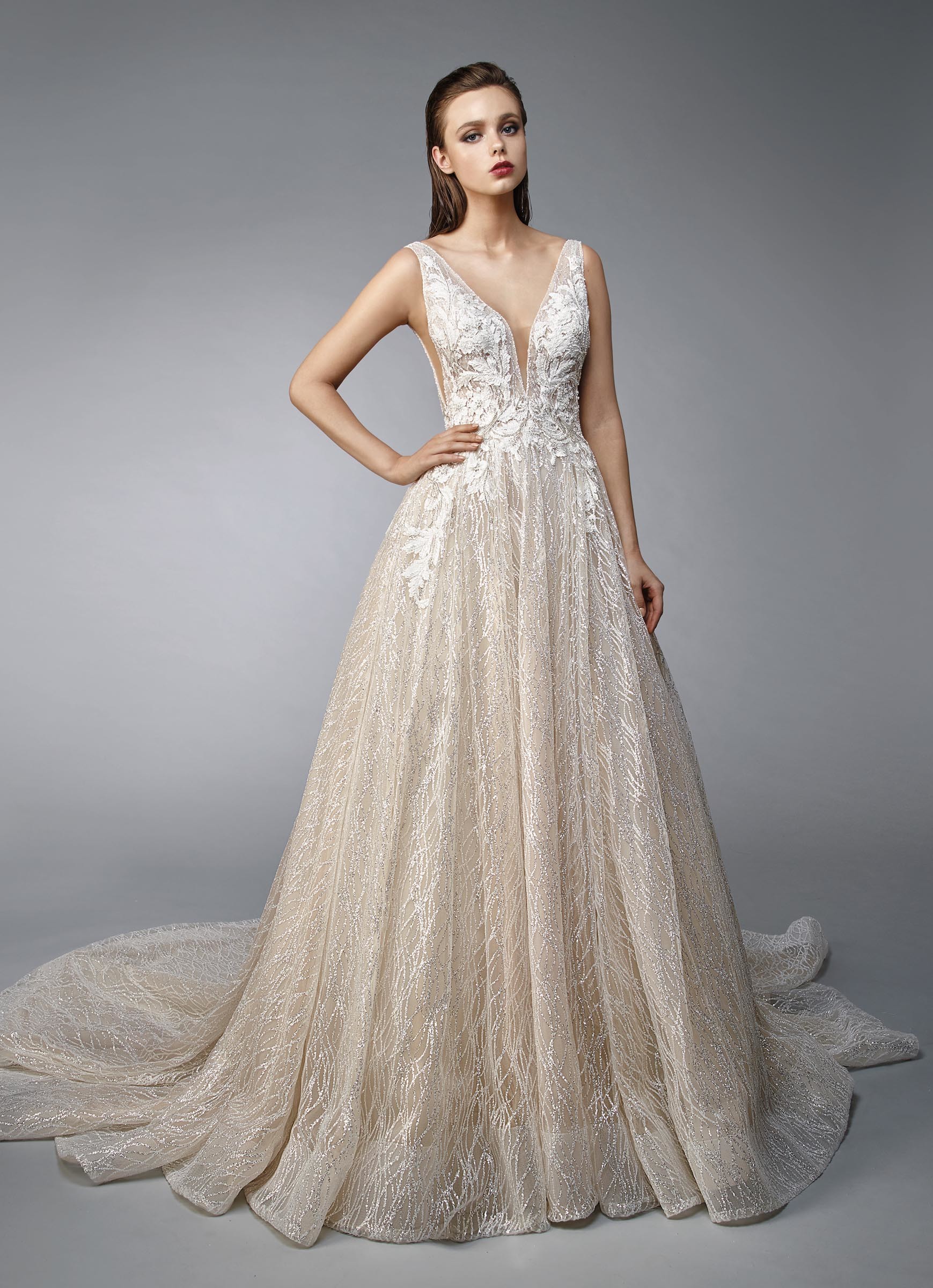 Goldenes Brautkleid im Prinzesschnitt mit cremefarbener Spitze und tiefem V-Ausschnitt von Enzoani, Modell Nellie