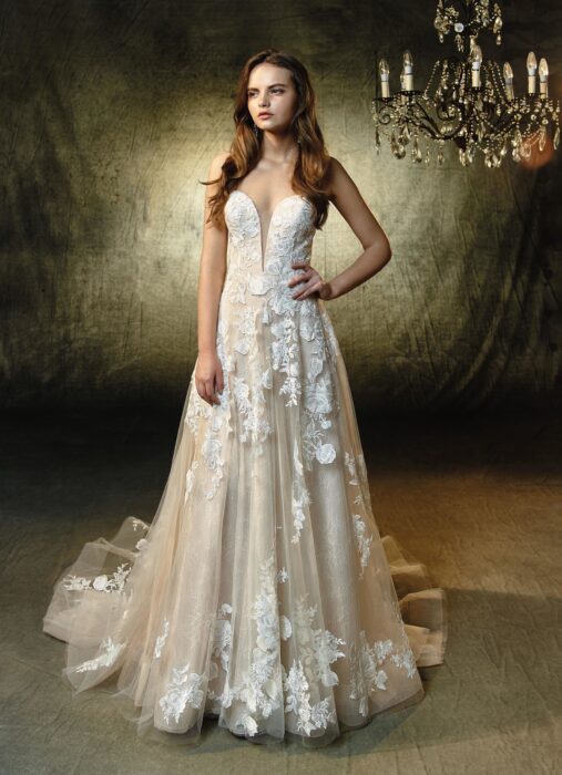 Goldenes, trägerloses Brautkleid mit Spitze und tiefem Herzausschnitt in A-Linie von Blue by Enzoani, Modell Lila
