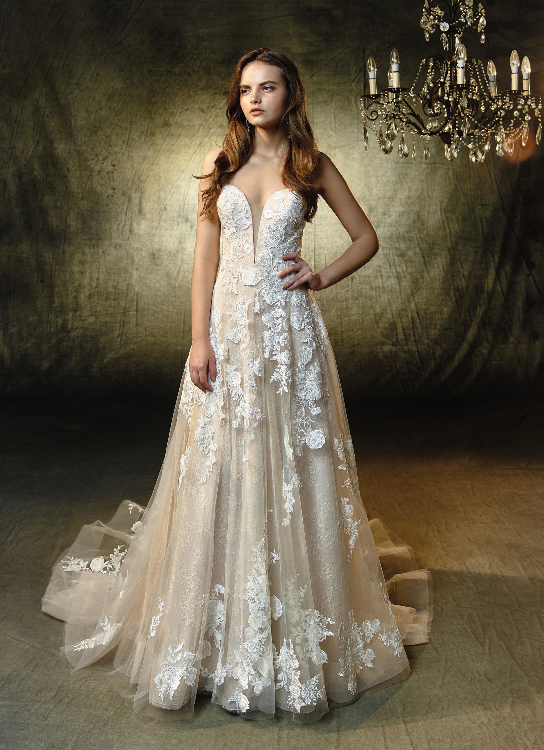 Goldenes, trägerloses Brautkleid mit Spitze und tiefem Herzausschnitt in A-Linie von Blue by Enzoani, Modell Lila