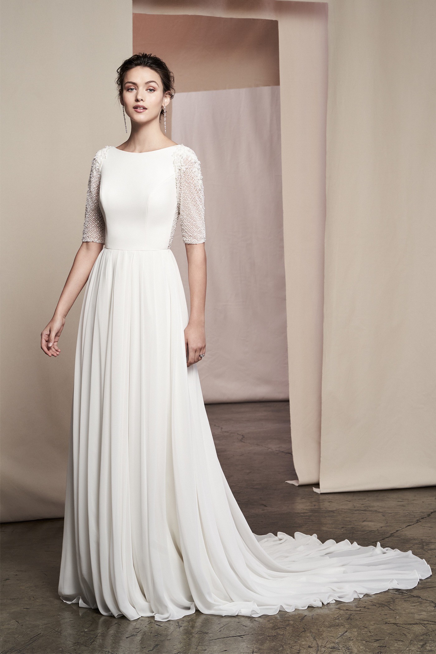Brautkleid mit fließendem Rock und Schleppe, Runhalsausschnitt, halblangen Ärmeln und tiefem Rückenausschnitt von Justin Alexander Signature, Modell 99103 Delphine