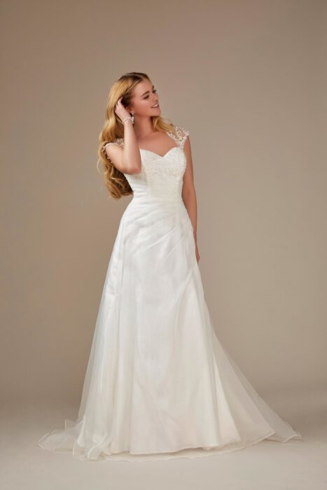 Brautkleid mit Herzausschnitt und Spitzenträger von Weise, Modell 336212