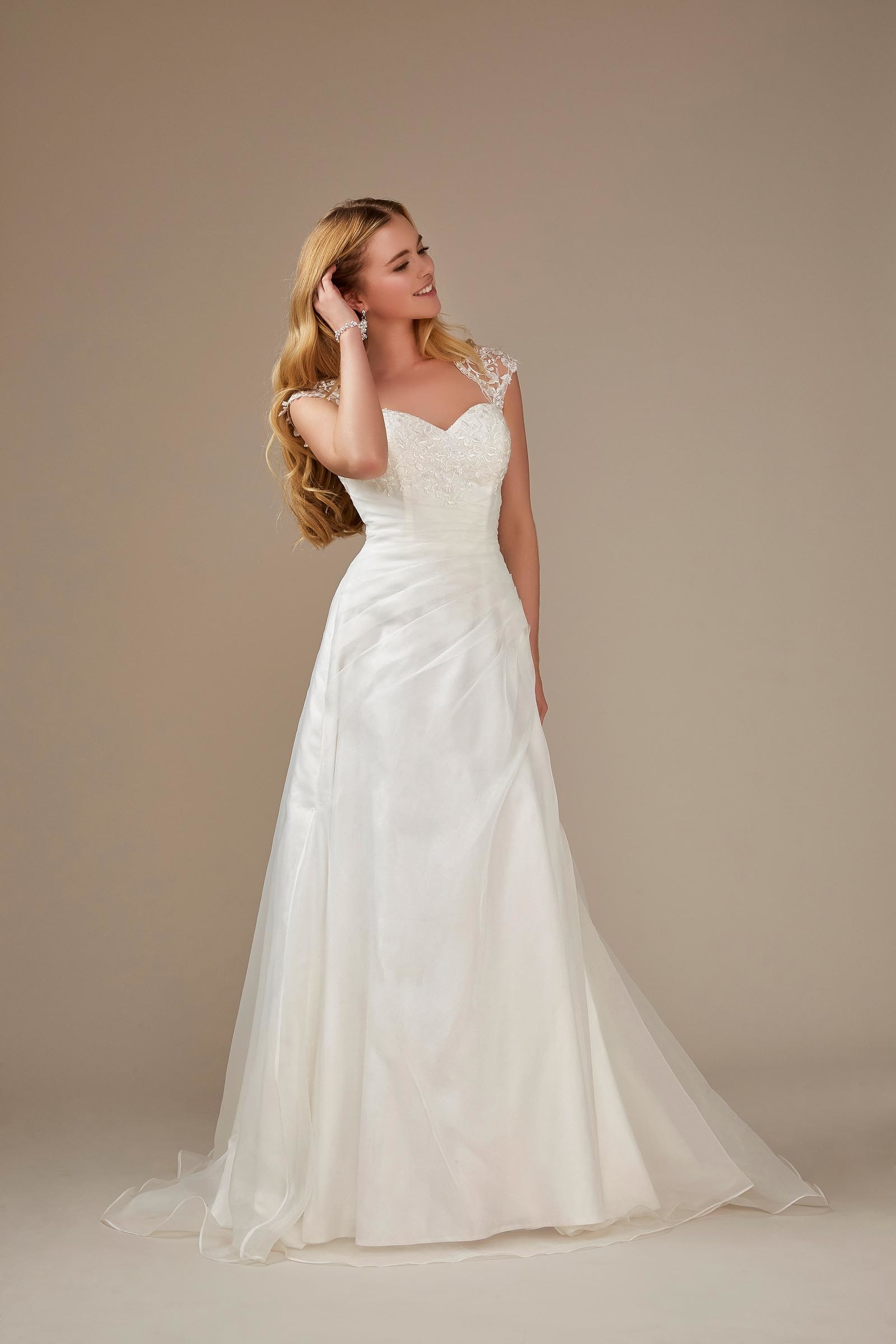 Brautkleid mit Herzausschnitt und Spitzenträger von Weise, Modell 336212