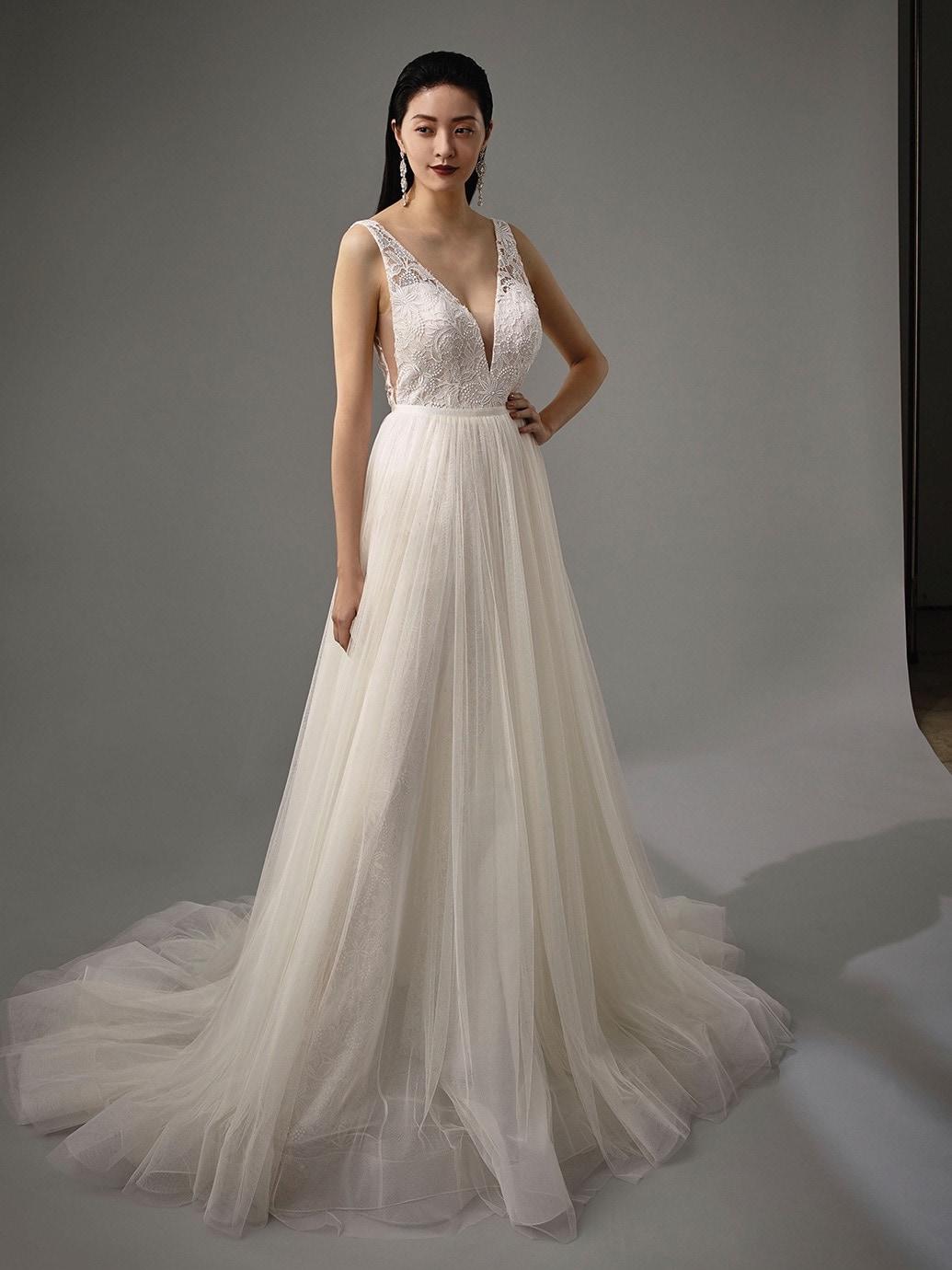 Wandelbares Braut-Outfit, bestehend aus Spitzen-Jumpsuit mit Plunge-Ausschnitt und Tüllüberrock, von Blue by Enzoani, Modell Myelle