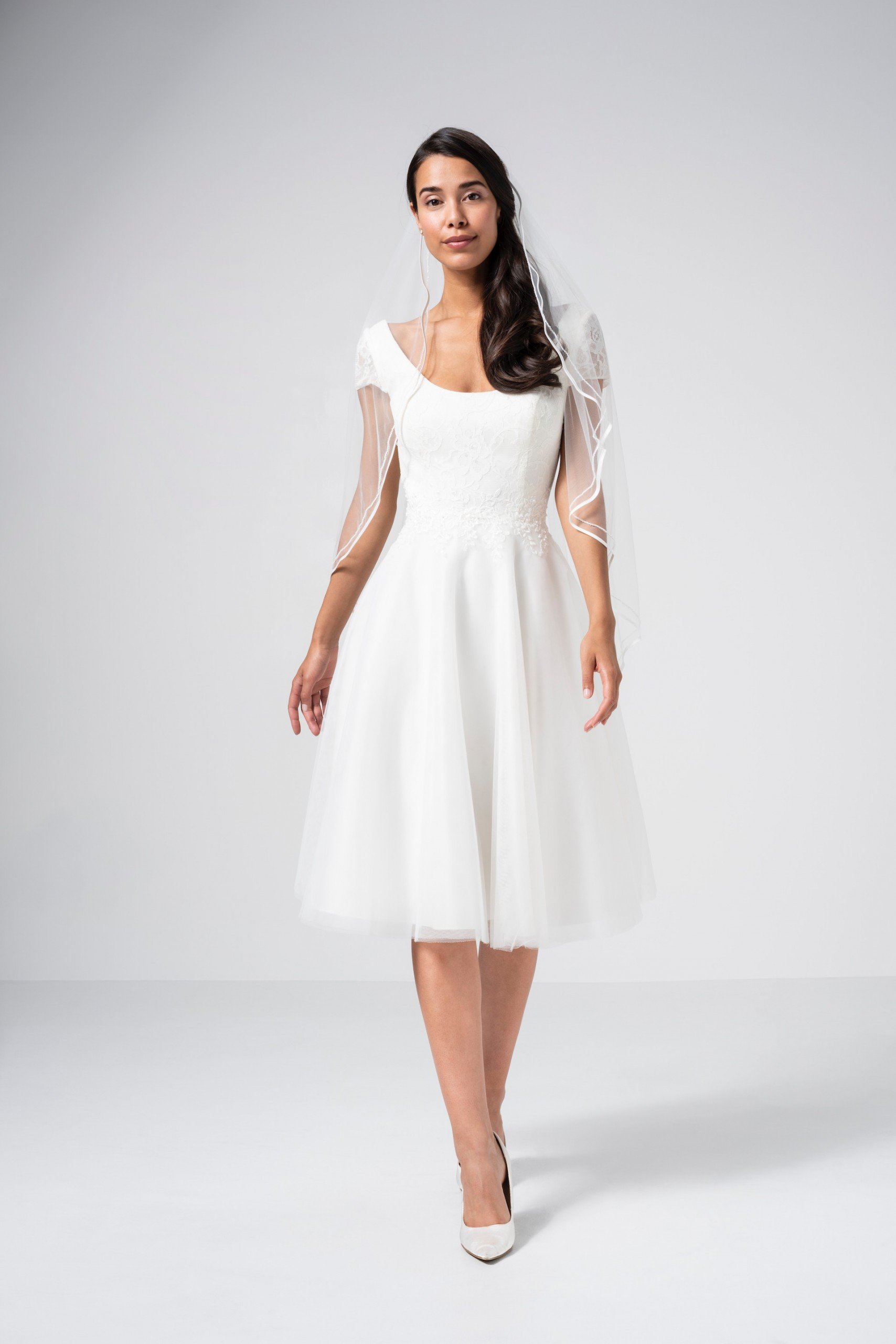 Knielanges Hochzeitskleid mit Tüllrock und Rundhalsausschnitt von Weise Be The One, Modell 338026