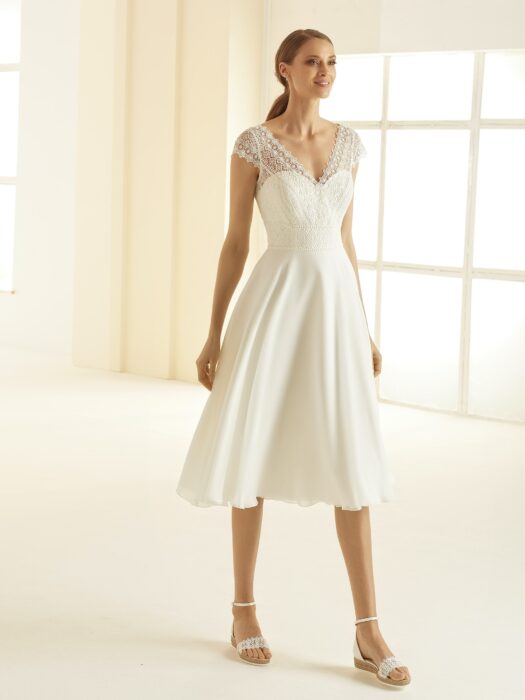 Kurzes, tailliertes Brautkleid mit Kurzarm-Spitzentop und Illusion-V-Ausschnitt von Bianco Evento, Modell Bornea