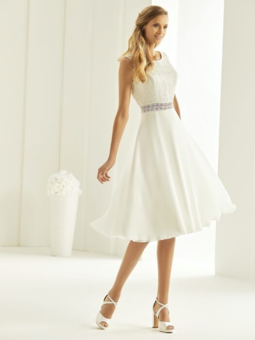 Kurzes Hochzeitskleid mit Spitzentop und Taillen-Cut-out von Bianco Evento, Modell Florida