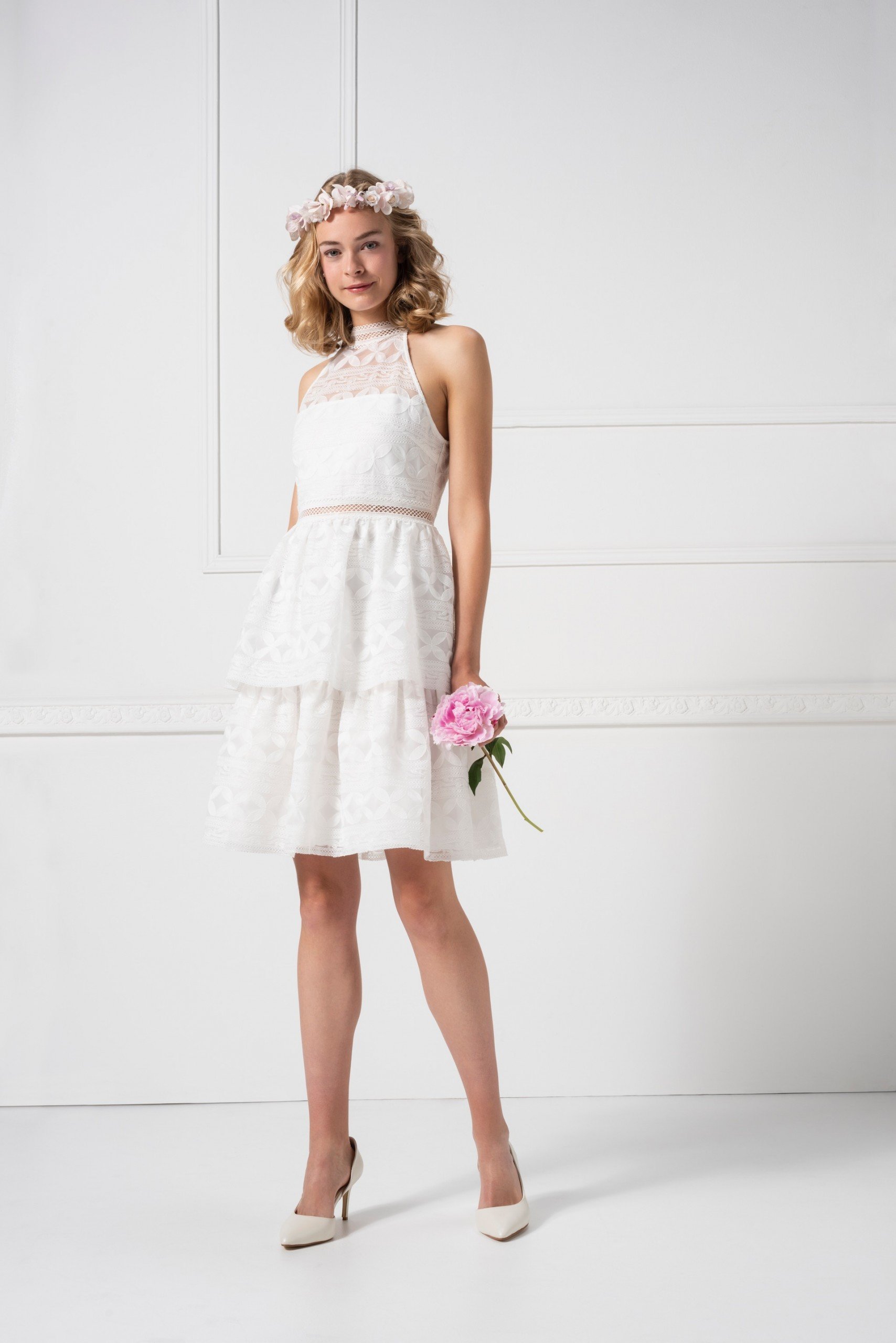 Kurzes Hochzeitskleid aus geometrischer Spitze mit Neckholder-Ausschnitt von Weise Essentials, Modell 448216