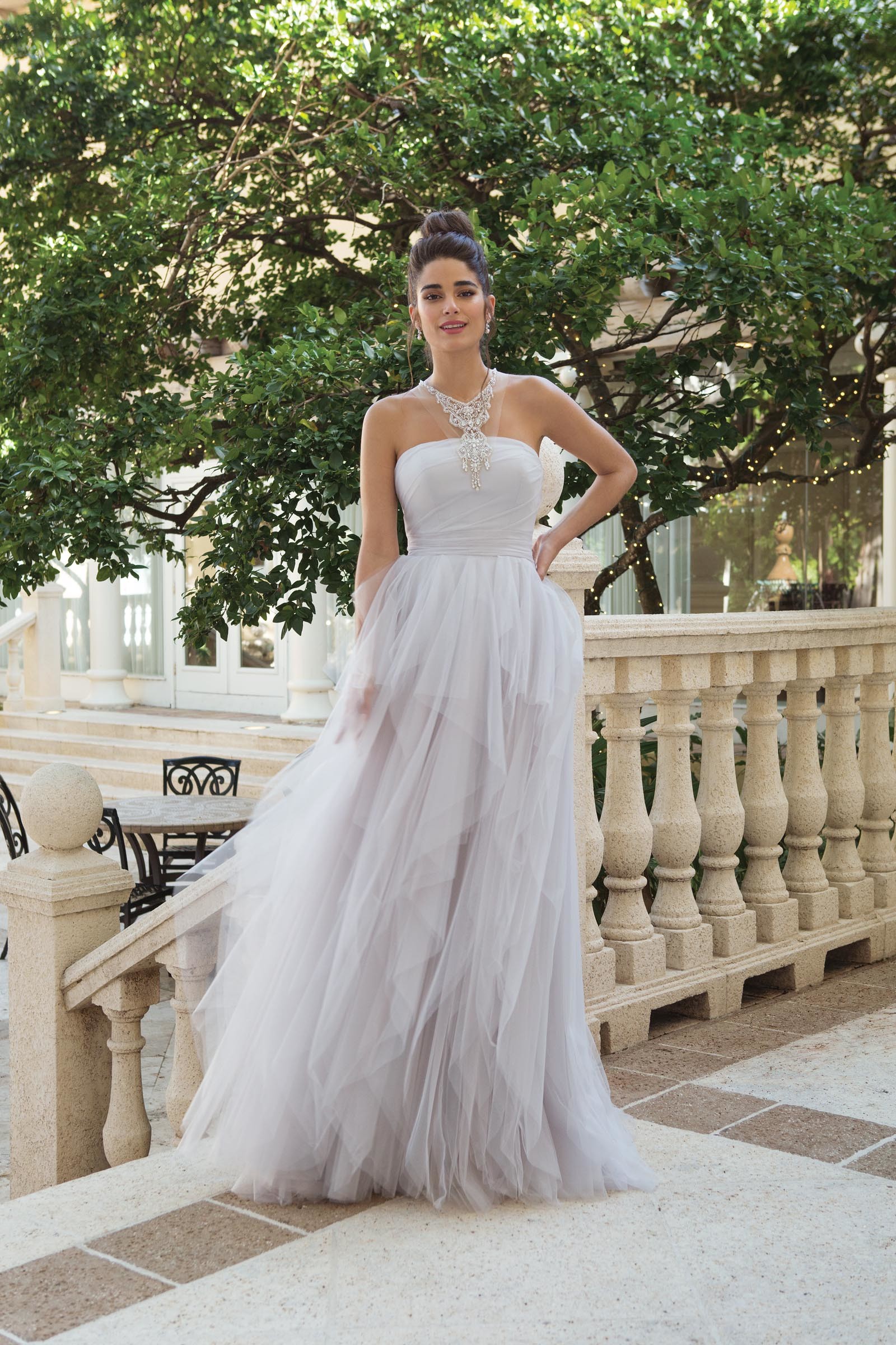 Brautkleid mit Volants und Neckholder in Lavendel von Sincerity, Modell 44106
