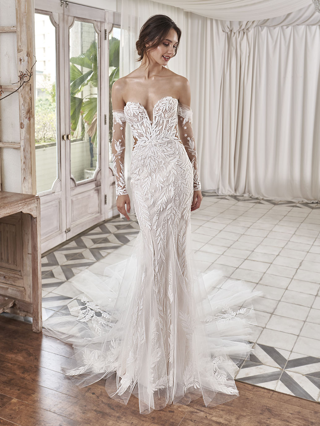 Modernes Brautkleid im Mermaid-Schnitt mit bestickter Spitze, Transparenzen, Sweetheart-Ausschnitt von Pen-Liv, Modell Allie
