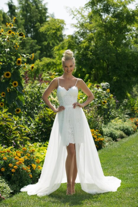 Weißes Brautkleid in Minilänge aus Spitze mit Ausschnitt in Herzform, Spaghettitraägern und langem Überrock von Sweetheart, Modell 11000