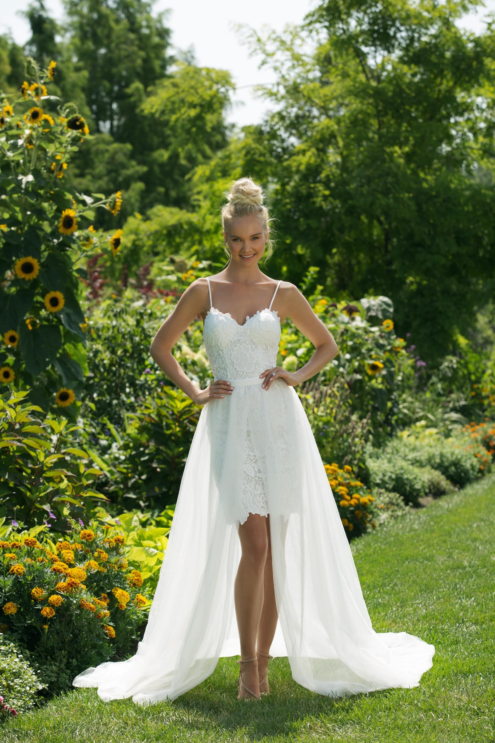Weißes Brautkleid in Minilänge aus Spitze mit Ausschnitt in Herzform, Spaghettitraägern und langem Überrock von Sweetheart, Modell 11000