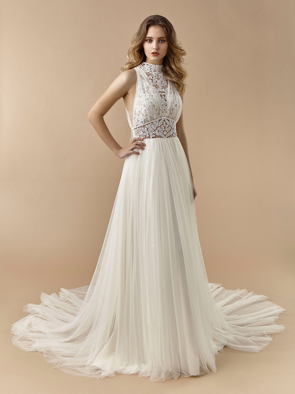 Brautkleid mit Tüllrock, gelayertem, transparenten Spitzentop und Neckholder-Ausschnitt von Beautiful Bridal, Modell BT 20-04