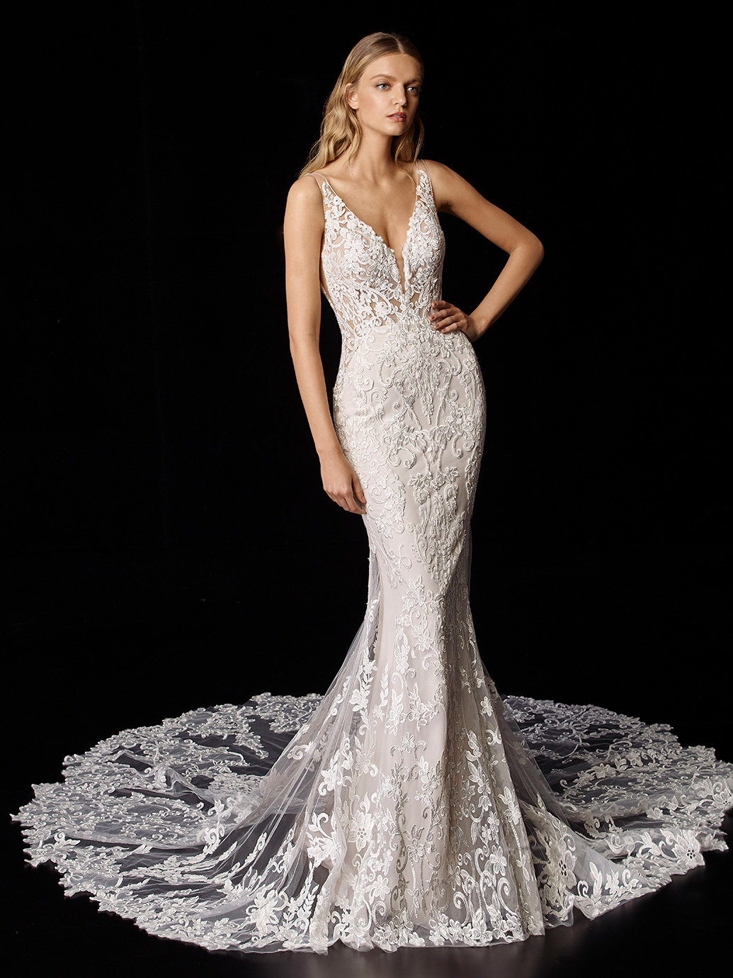 Hochzeitskleid in Nude mit Allover-Spitze und abnehmbarer Spitzenschleppe von Enzoani, Modell Penny