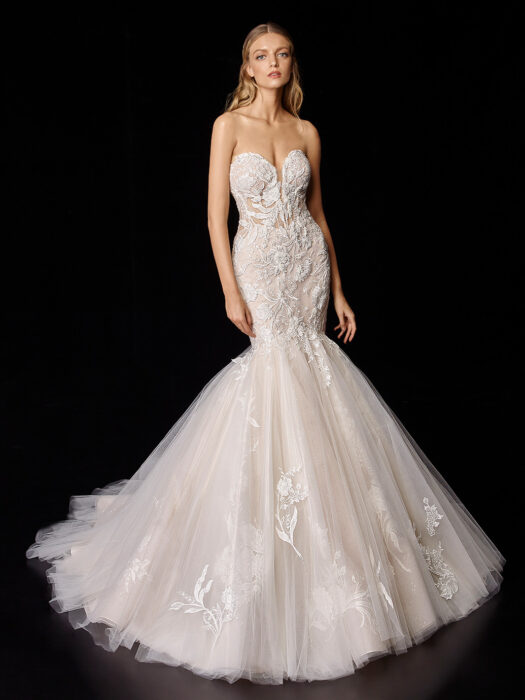 Trägerloses, nudefarbenes Brautkleid mit Glitter-Tüll und 3D-Spitze von Enzoani, Modell Phyllis
