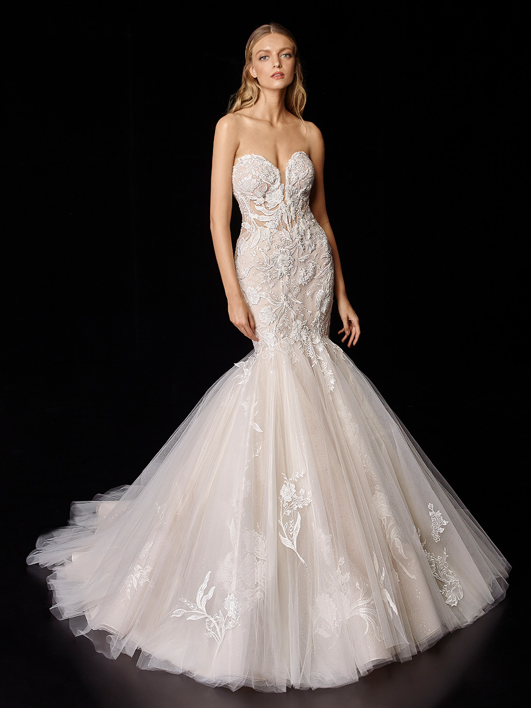 Trägerloses, nudefarbenes Brautkleid mit Glitter-Tüll und 3D-Spitze von Enzoani, Modell Phyllis