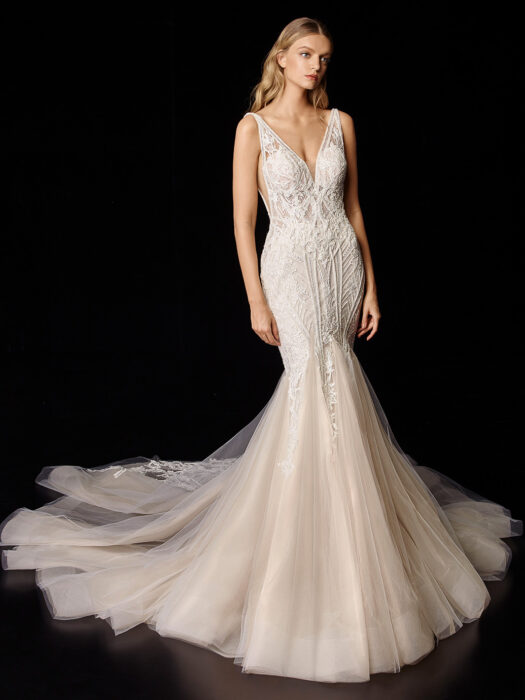 Hochzeitskleid in Nude mit Spitze, Plunge-Ausschnitt und seitlichen V-Cuts von Enzoani, Modell Philomina
