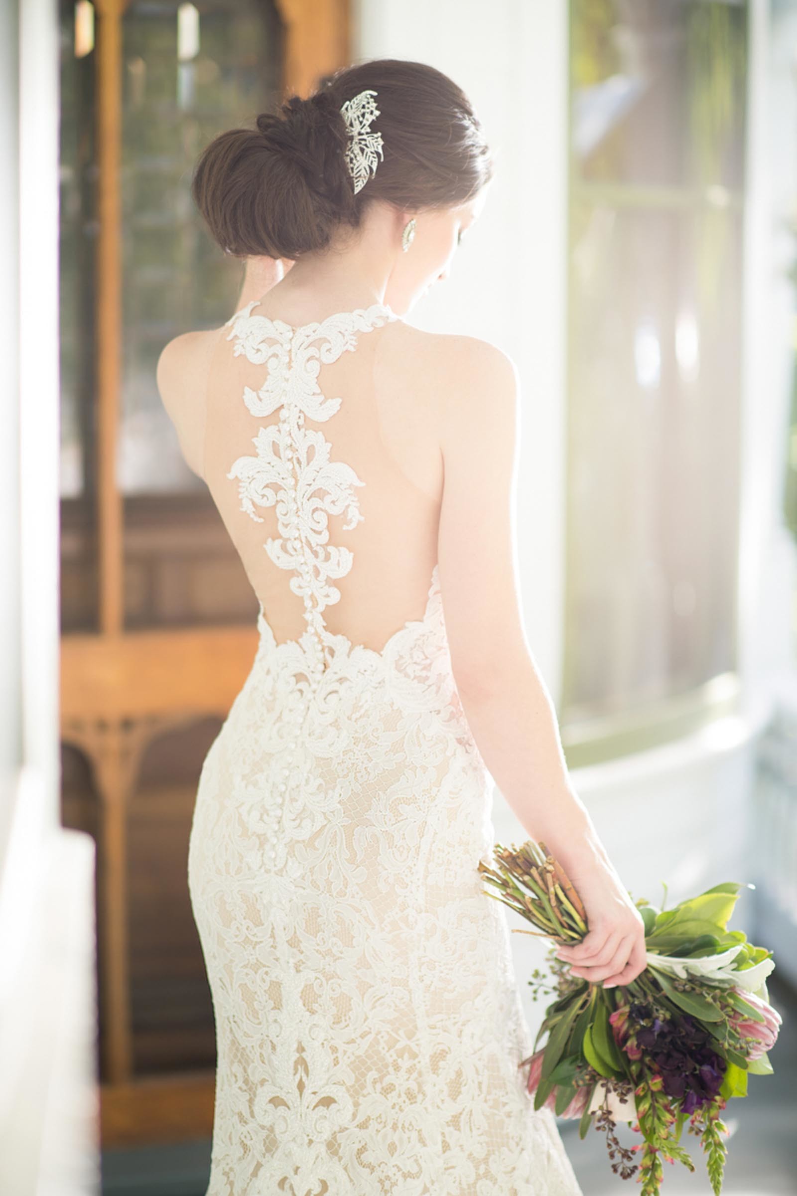Figurbetontes Brautkleid in Nude mit cremefarbener Spitze, Tattoo Effekt und elegantem Rücken von Martina Liana, Modell 947