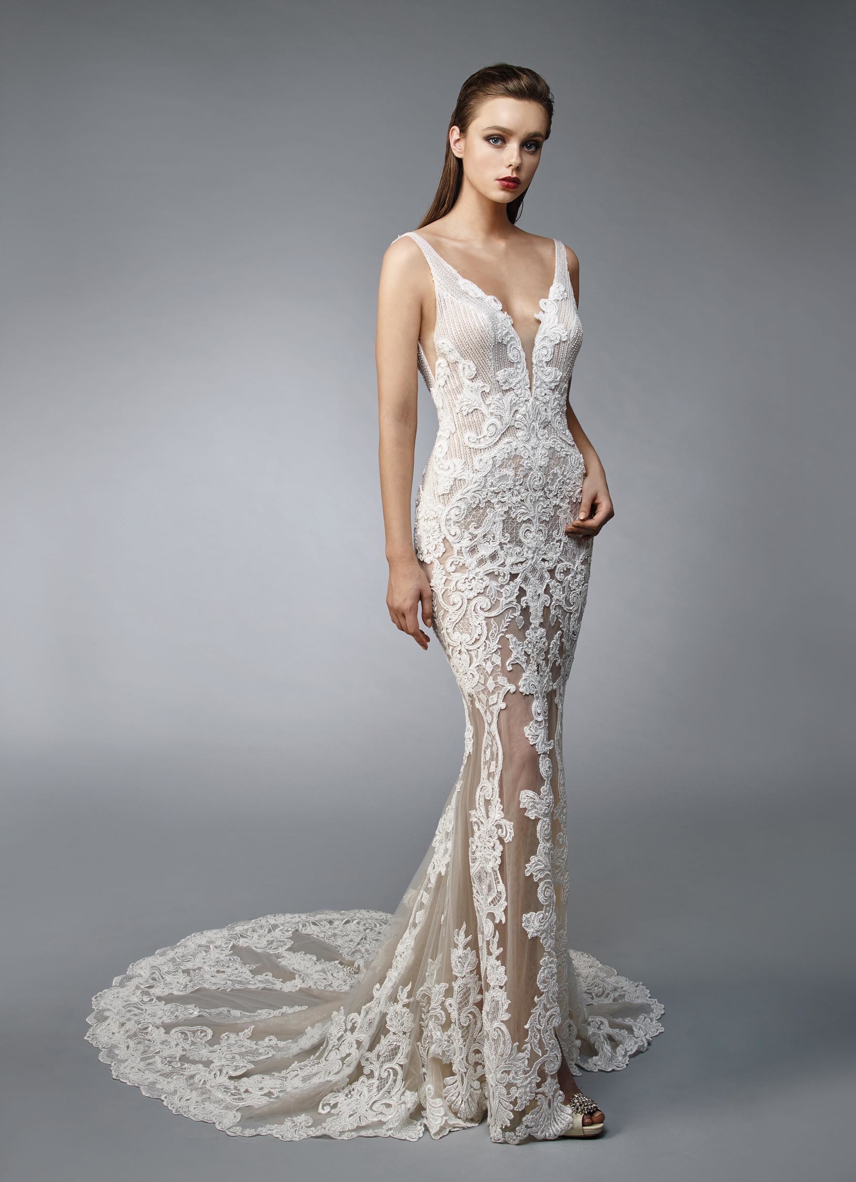 Transparentes, hautfarbenes Brautkleid im Fit-and-Flare-Schnitt mit cremefarbener Spitze und tiefem V-Ausschnitt von Enzoani, Modell Nuri