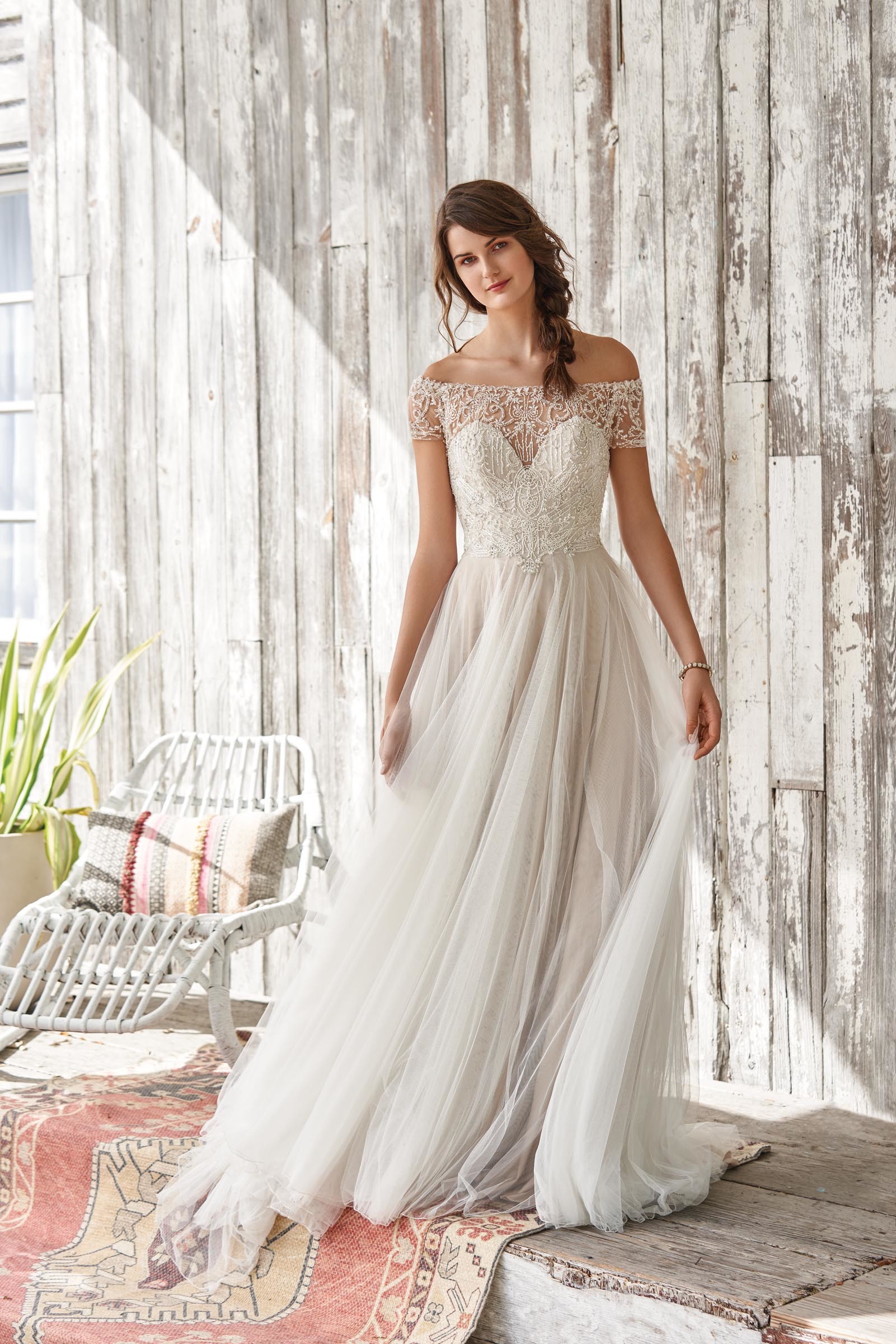 Brautkleid mit Perlen-Stickerei und Carmen-Ausschnitt von Lillian West, Modell 66056
