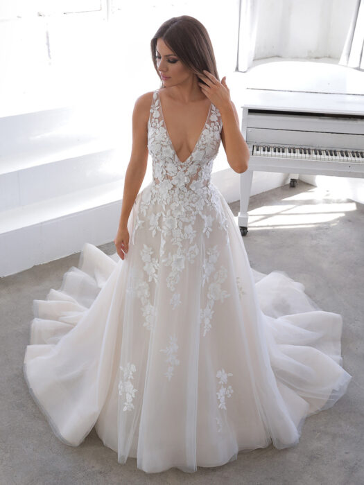Brautkleid im Prinzess-Schnitt mit Kontrastspitze und Plunge-Ausschnitt von Blue by Enzoani, Modell Nala